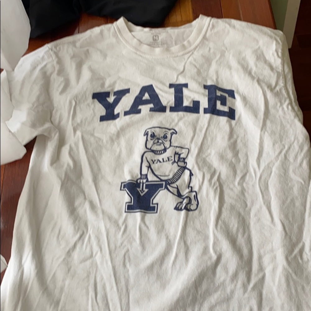 Yale bulldog tee